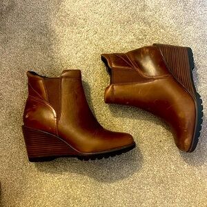 Super cute Sorel chestnut booties